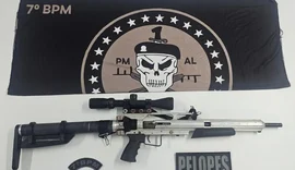 Polícia Militar apreende fuzil de suspeito foragido em Santana do Ipanema