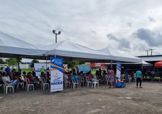 Ônibus da vacina estaciona na Ponta da Terra neste sábado (19)