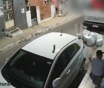 VÍDEO: mulher sofre tentativa de estupro e é agredida com socos e chutes na porta de casa no Jacintinho
