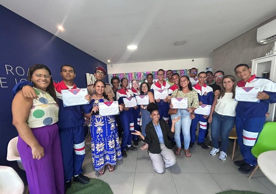 Alunos de Maceió escolhidos para viagem a Londres ganham curso de inglês
