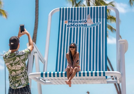 Cadeira de praia gigante conquista público e faz sucesso na orla de Maceió