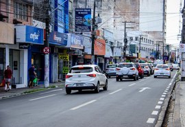 Rua do Sol, no Centro de Maceió, é bloqueada para organização de filas