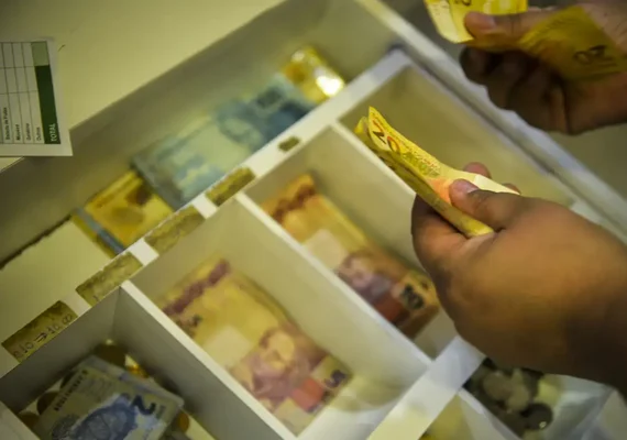 Inflação que corrige o salário mínimo fecha em 4,18% e valor pode chegar a R$ 1.621 em 2026