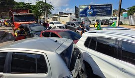 Vídeo: Carreta sem freio causa engavetamento com 10 carros na Ladeira Geraldo Melo