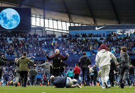 Torcida do City invade campo, fura segurança e festeja título com time