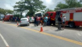 Colisão entre carro de passeio e micro-ônibus deixa uma vítima fatal