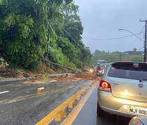 Deslizamento de terra bloqueia trânsito na Avenida Leste-Oeste
