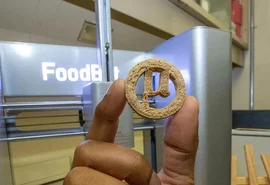 Cientistas transformam plástico em ingredientes para produzir biscoitos