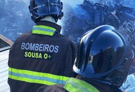 Vídeo: Incêndio atinge ferro velho na Cidade Universitária, em Maceió