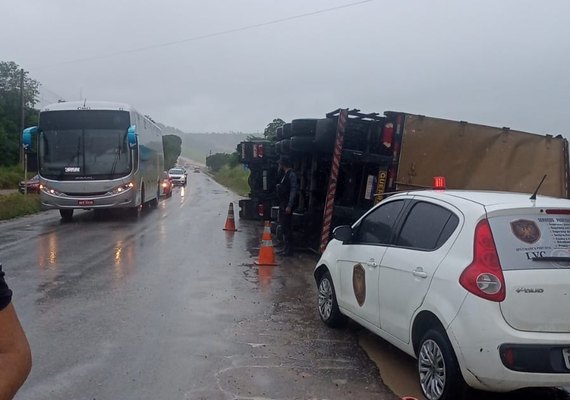 Carreta carregada de sucata tomba em curva de rodovia alagoana