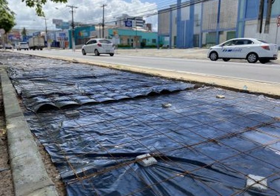 Obras da ciclovia da Fernandes Lima avançam e vão beneficiar 200 mil ciclistas
