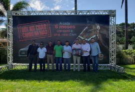 Vale Rico entrega carro e moto a ganhadores de vaquejada
