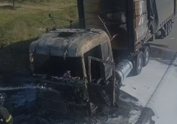 Caminhão com carga de papelão é atingido por incêndio em Marechal Deodoro