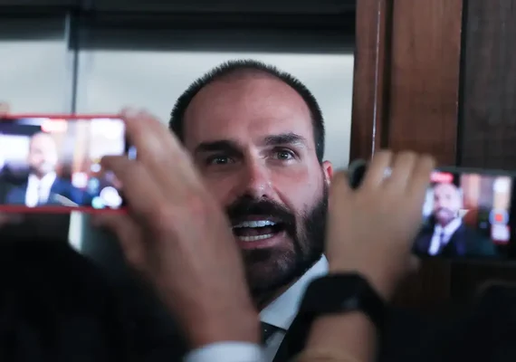 Eduardo e Michelle Bolsonaro entram em rota de colisão e expõem racha na direita