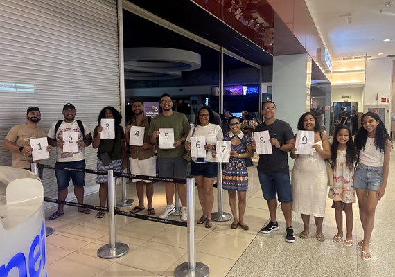 Fãs de cinema ficam horas na fila em Maceió para ganhar um ano de cinema grátis