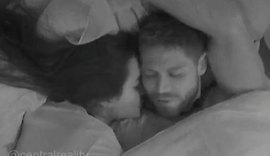 Jonas e Jordana dormem juntos e movimentam edredom durante a madrugada