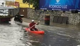 Chuva intensa provoca alagamentos e queda de árvores em Maceió