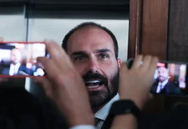 Eduardo e Michelle Bolsonaro entram em rota de colisão e expõem racha na direita