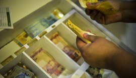 Trabalhadores nascidos em novembro e dezembro recebem abono salarial