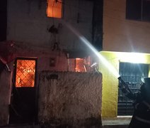 Vídeo: residência pega fogo e fica destruída na Vila do Brejal