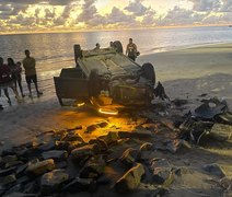 Carro sobra na pista e invade faixa de areia na orla da Ponta Verde