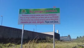 Empresário faz outdoor pedindo para que 'ladrão amigo' pare de furtar sua loja