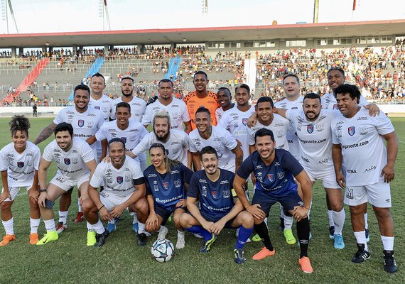 Equipe de Carlinhos Maia e Marta vence time de Ronaldinho Gaúcho no Estádio Rei Pelé