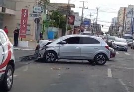 Acidente na Jatiúca congestiona trânsito em Avenida de Maceió