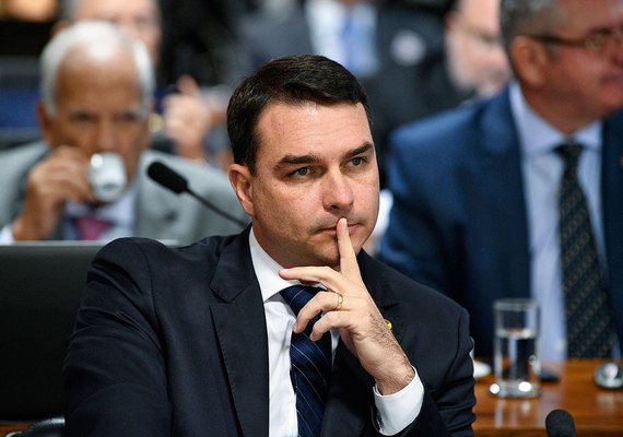 Flávio Bolsonaro e sócio entregam loja de chocolate investigada