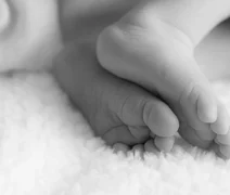 Bebê de dois meses morre esmagado pela mãe, que dormiu ao amamentá-lo