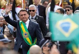 Presidente quebra protocolo e cumprimenta apoiadores pela Esplanada