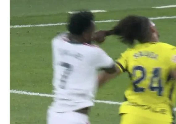 Vini Jr tem gol anulado e é expulso após puxão de cabelo no lance