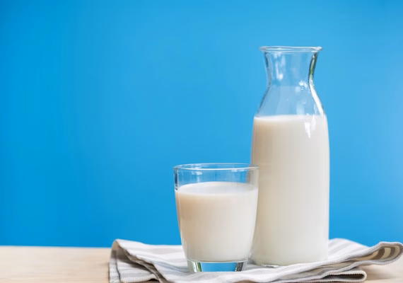 Beber leite todo dia realmente fortalece os ossos? Nutris explicam