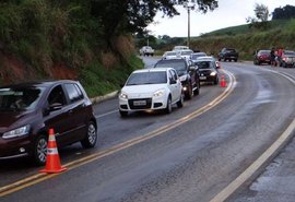 Caminhão cai de ribanceira, em São José da Laje, após sobrar em curva na BR-104