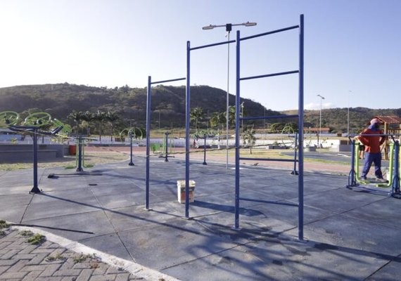 Prefeitura de Palmeira inicia implantação de equipamentos esportivos no Lago do Goiti