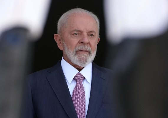 Lula sanciona lei que proíbe descontos automáticos em benefícios do INSS