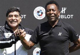Pelé usa redes sociais para prestar homenagem a Diego Maradona
