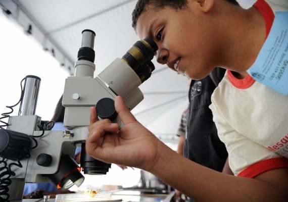 Ciência é 10 capacita professores para modernizar ensino de ciência