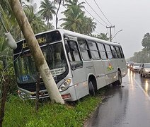 Ônibus colide em poste na Rodovia AL-101 Norte, em Maceió