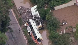 Vídeo: Passageiros tentam escapar de ônibus sendo arrastado em Petrópolis