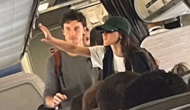 Bruna Marquezine e Shawn Mendes embarcam juntos para São Paulo após jantar no Rio