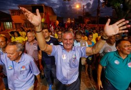 Collor faz campanha no bairro do Prado ao lado de Biu de Lira