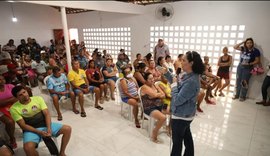 Fabiana Pessoa tem encontro com pescadores e marisqueiras