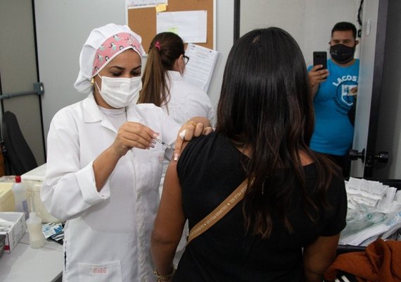 Maceió inicia vacinação contra a Covid-19 de pessoas com 37 anos nesta quarta-feira (7)