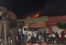 Incêndio atinge lanchonete e se espalha para imóveis vizinhos em Maravilha