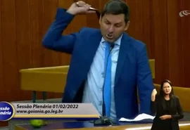 Político chama atenção ao tira arma em plenário e pedir para apanhar de cinto; veja vídeo