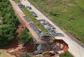 Pistas cedem em cidades alagoanas e crateras são abertas