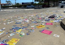 Ruas de Maceió amanhecem cheias de santinhos pelo chão
