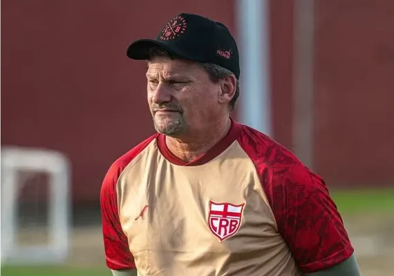 Clube regulariza técnico Fábio Matias e auxiliar, mas segue com transfer ban
