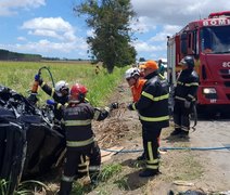 Um morre e três ficam feridos em colisão entre carro e carreta, em Atalaia; veja imagens